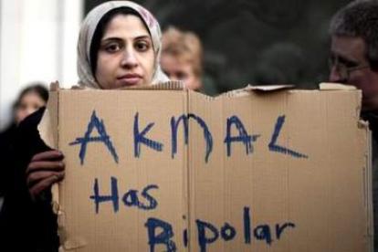 Una defensora de Akmal sostiene un cartel que dice que el británico sufre trastorno bipolar.