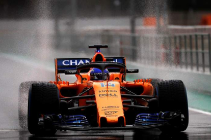 El piloto español Fernando Alonso, en Montmeló con su McLaren. ALEJANDRO GARCIA