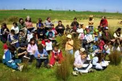 Los niños del CRA del Burgo Ranero durante una de las clases impartidas en el campo