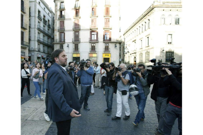 Oriol Junqueras a su salida de la reunión con Artur Mas.