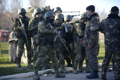 Los grupos de autodefensa de Crimea apuntan con sus armas a los soldados ucranianos.