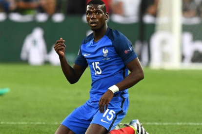 Pogba, de rodillas durante el encuentro de semifinales de la Eurocopa ante Alemania.