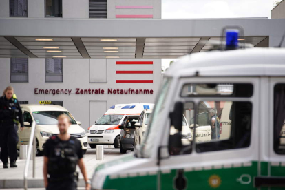 La policía custodia el hospital de Berlín donde permanece ingresado Alexei Navalni. CLEMENS BILAN