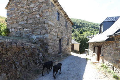 Foto de archivo de una calle de una localidad de la comarca. ANA F. BARREDO