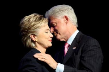 El ex presidente estadounidense Bill Clinton besa a su esposa en una imagen de archivo.