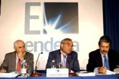 El presidentede Endesa, Rodolfo Martín Villa, en el centro, durante una rueda de prensa