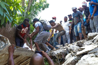 Rescate de víctimas ayer en Haití, tras el terremoto. RALPH TEDY EROL