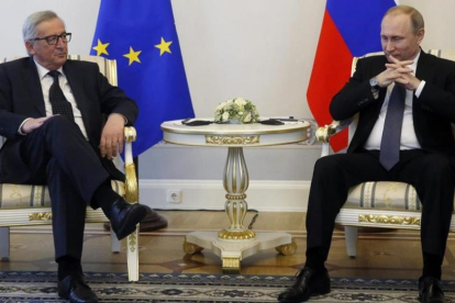 El presidente ruso  Vladimir Putin conversa con el presidente de la Comision Europea Jean-Claude Juncker durante una reunion en el palacio Konstantinovsky de San Petersburgo.