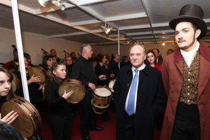 El alcalde de Bembibre y el pregonero, Enrique Gil y Carrasco, a su llegada al pabellón en el que se celebró la gala.