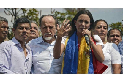 La diputada opositora María Corina Machado, junto a diputados peruanos, en una protesta contra el Gobierno chavista, este miércoles en Caracas.