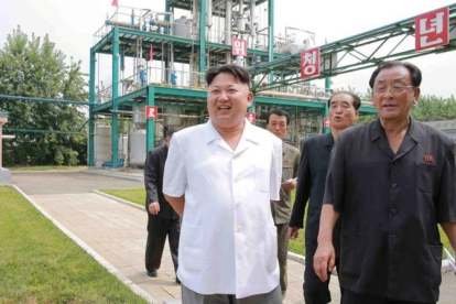 El dirigente norcoreano, Kim Jong-un (izquierda), durante una visita a una planta química en su país.