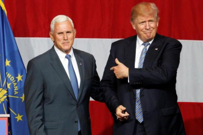 El candidato republicano a la presidencia de EEUU, Donald Trump (derecha), junto con el candidato a vicepresidente, Mike Pence.