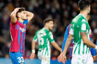 Abdessamad Ezzalzouli se lamenta tras el gol del centrocampista del Betis Juanmi durante el partido de Liga en el Camp Nou. ALBERTO ESTÉVEZ
