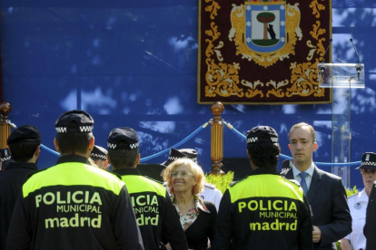 Fotografía facilitada por el Ayuntamiento de Madrid de su alcaldesa Manuela Carmena junto al secretario de Estado de Seguridad Francisco Martinez.