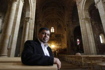 Moneir Mahmoud, máxima autoridad del islam en España, se dejó fotografiar ayer en el interior de San