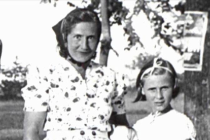 La escritora Angelika Schrobsdorff, de niña, con su madre, cuya historia cuenta en 'Tú no eres como otras madres'.