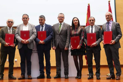 El consejero Gerardo Dueñas firmó los convenios con los Grupos de Acción Local de León. MIRIAM CHACÓN