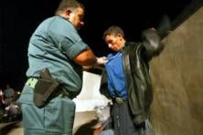 Un agente de la Guardia Civil cachea a un inmigrante magrebí en Tuineje (Fuerteventura)