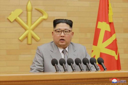 Kim Jong-un, durante la alocución dirigida ayer a los norcoreanos, que la televisión nacional emitió en bucle todo el día.