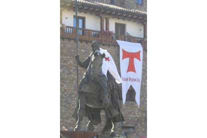 El Caballero Templario, cubierto con la capa del Temple.