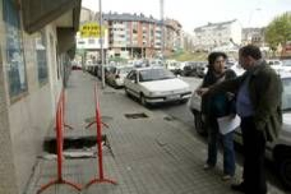 La concejal socialista Isabel Álvarez denunció ayer el mal estado de calles y aceras en la ciudad