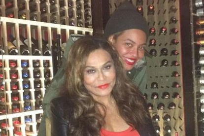 Beyoncé, con su madre Tina, durante la cena de cumpleaños de esta en el restaurante Del Frisco Grilles de Santa Mónica (California).