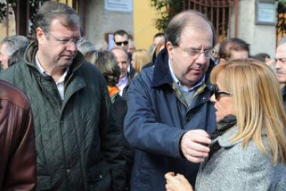 Antonio Silván y Juan Vicente Herrera muestran sus condolencias a Isabel Carrasco.