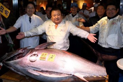 Kimura posa con el atún que ha logrado la mayor puja en la subasta del mercado de Tokio.