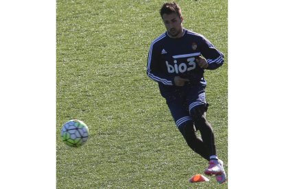 Casado será titular en el lateral zurdo para sustituir al lesionado Camille. L. DE LA MATA