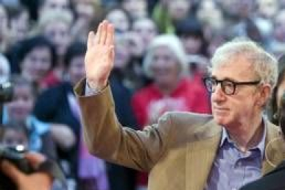 Woody Allen saluda a su llegada al Festival de Cine de San Sebastián