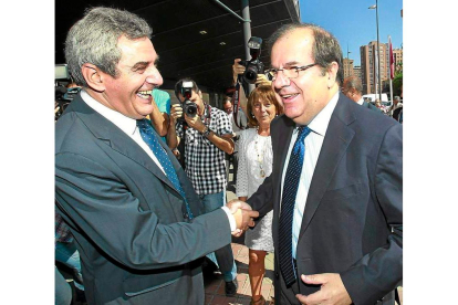 El socialista Julio Villarrubia saluda al presidente Herrera.