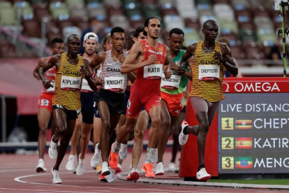 El español Mohamed Katir (i) compite en las rondas preliminares de 5000m masculino durante los Juegos Olímpicos 2020, este lunes en el Estadio Olímpico de Tokio (Japón). EFE/ Juan Ignacio Roncoroni