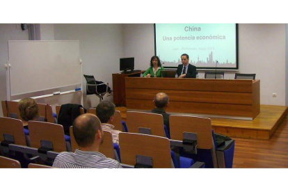 Victoria Valbuena y Tom Van der Heyden, en una ponencia.