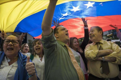 Unos manifestantes reclaman elecciones libres en una protesta contra el presidente Nicolás Maduro en el distrito financiero de Caracas, este miércoles.