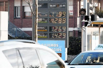 Panel de precios de los cargurantes en una gasolinera.