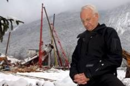 El primer ministro bávaro Edmund Stoiber visita la pista de hielo sobre la que se derrumbó el techo
