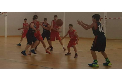 Los anfitriones del Colegio Leonés en su partido matinal. S. PÉREZ