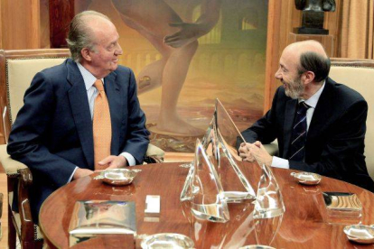 El rey Juan Carlos conversa con el presidente del grupo socialista en el Congreso de los Diputados, Alfredo Pérez Rubalcaba, a quien ha recibido en audiencia en el Palacio de La Zarzuela, en la ronda de consultas del Jefe del Estado para la investidura de