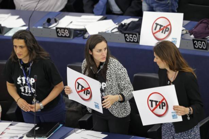 Miembros del Parlamento Europea protestan contra el TTIP en Estrasburgo, el pasado mes de junio.