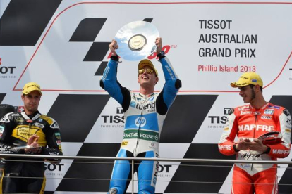 Thomas Luthi, Pol Espargaró y Jordi Torres en el podio de Moto2 en el circuito de Phillip Island, Australia.