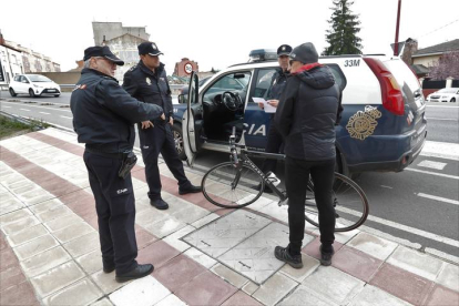 Un control de la Policía hoy en León. RAMIRO