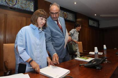 El alcalde de Ponferrada, con la concejala Mabel Fernández, portavoz del PSOE, ayer. ANA F. BARREDO