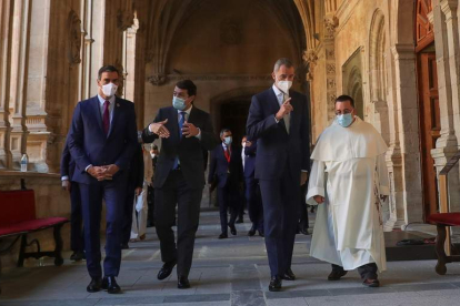 Pedro Sánchez, Fernández Mañueco y Felipe VI caminan por el claustro del Convento de San Esteban antes de la Conferencia de Presidentes. JMGARCIA