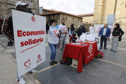 Acción solidaria de Cáritas ayer en la Plaza de Regla. RAMIRO