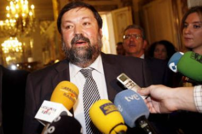 El ministro de Justicia, Francisco Caamaño, responde a los periodistas en París.