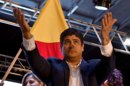 Carlos Alvarado celebra con sus simpatizantes su victoria en las elecciones de Costa Rica.