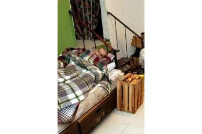 Un seropositivo está acostado en la cama de un centro social en México