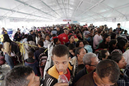 Miles de venezolanos intentando llegar a Perú antes de que restringan el libre acceso a ese país.