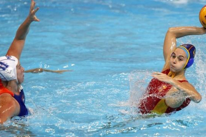 Bea Ortiz lanza a puerta ante la holandesa Klaassen.
