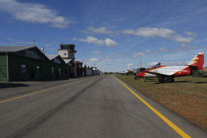Zona de acceso a los hangares del Aeródromo Militar de León y al fondo está la ubicación del Grosa. FERNANDO OTERO